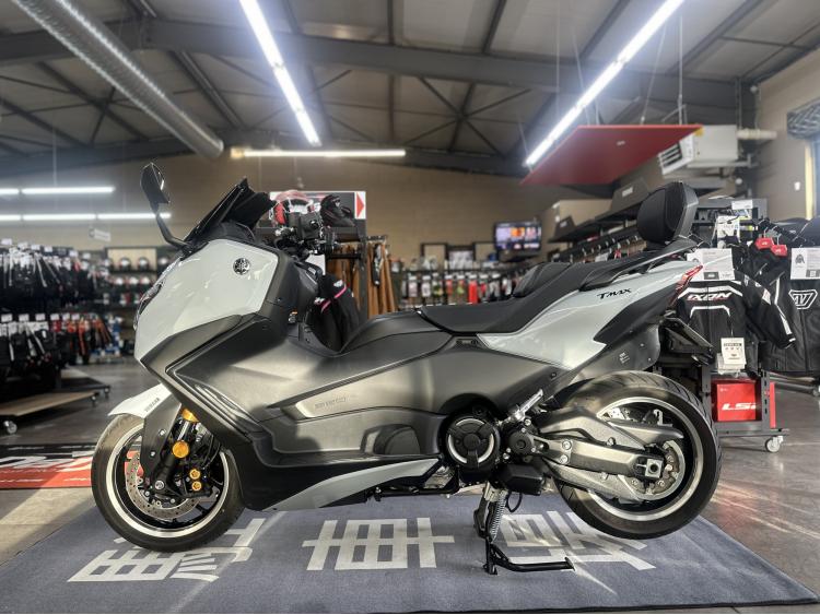 YAMAHA XP T-MAX 560 TECH MAX AKRAPOVIC