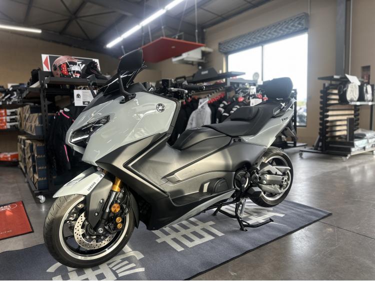 YAMAHA XP T-MAX 560 TECH MAX AKRAPOVIC