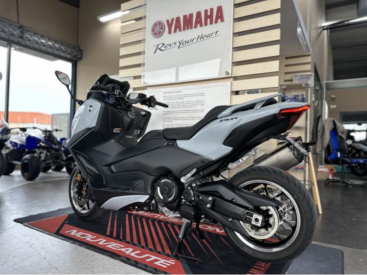 YAMAHA TMAX 560 TECH MAX AKRAPOVIC