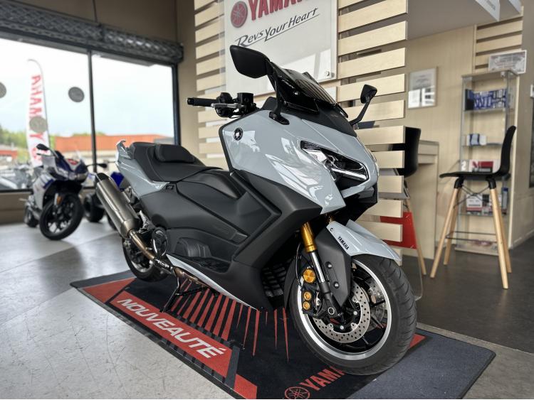 YAMAHA TMAX 560 TECH MAX AKRAPOVIC